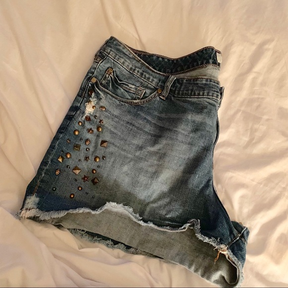 Torrid plus size 26 stretch Denim studded shorts - Picture 8 of 8